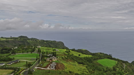 Maui-Hawaii-Aerial-V24-Filmischer-Drohnenüberflug-In-Niedriger-Höhe-über-Das-Wohngebiet-Lahoole-Am-Hang,-Das-Die-Küstenlandschaft-Und-Weite-Ausblicke-Auf-Den-Pazifischen-Ozean-Einfängt-–-Aufgenommen-Mit-Mavic-3-Cine-–-Dezember-2022