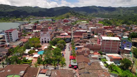 Colorful-and-tropical-picturesque-village-of-Guatape-close-to-Medellin,-Colombia