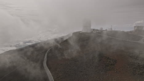Maui-Hawaii-Aerial-V30-Überflug-Und-Rund-Um-Das-Haleakala-Observatorium-Auf-Dem-Berggipfel,-Hochgelegene-Wissenschaftsstadt,-Forschungseinrichtungen-über-Den-Wolken-–-Aufgenommen-Mit-Mavic-3-Cine-–-Dezember-2022