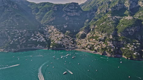 Positano,-Italien,-Luftaufnahme-V1,-Drohnenüberflug-über-Das-Tyrrhenische-Meer-In-Die-Küstenbucht,-Aufnahme-Eines-Beliebten-Touristenziels-An-Einer-Klippenstadt,-Eines-Strandes-Am-Meer-Mit-Türkisblauem-Wasser-–-Aufgenommen-Mit-Mavic-3-Cine-–-Mai-2023