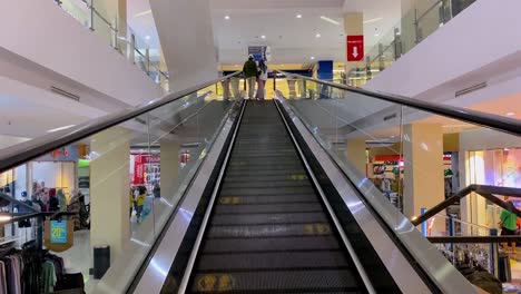 Visitantes-En-Las-Escaleras-Mecánicas-Del-Centro-Comercial