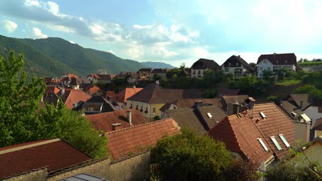 Vista-Panorámica-Del-Casco-Antiguo-De-Weisskirchen,-En-La-Región-De-Wachau-En-Austria.