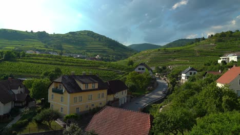 Camino-Con-Curvas-Hacia-Las-Colinas-Del-Casco-Antiguo-De-Weisskirchen,-En-La-Región-De-Wachau-En-Austria