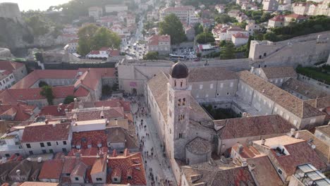 Antena-De-La-Iglesia-Y-El-Monasterio-Franciscanos-De-Dubrovnik,-Vista-Del-Casco-Antiguo-De-Croacia