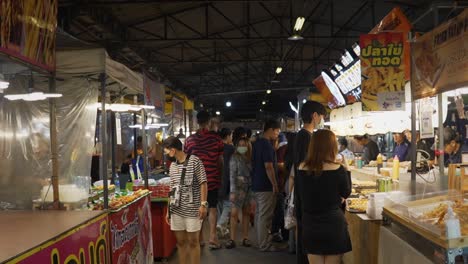 Concurrida-Escena-Del-Mercado-Nocturno-Asiático-En-Bangkok,-Tailandia