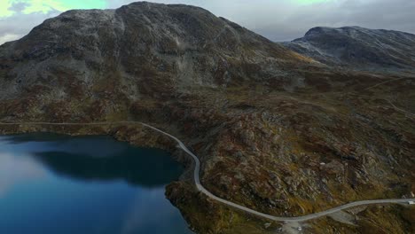 Luftaufnahme-über-Der-Straße-Und-Der-Rauen-Landschaft-In-Der-Nähe-Von-Djupvattnet,-Geiranger,-Norwegen
