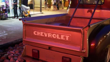 Ein-Antiker-Chevrolet-Pickup-Truck,-Ausgestellt-Auf-Dem-Rot-Fai-Markt-In-Bangkok,-Thailand