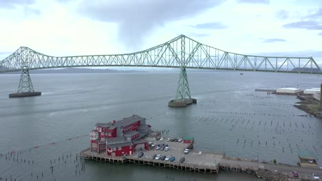 Das-Red-Pier-Hotel-Und-Die-Astoria-Megler-Bridge-In-Astoria,-Oregon