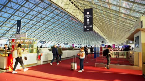 Panorámica-Portátil-Del-Cielo-Metálico-Y-Simétrico-Del-Aeropuerto-De-París,-Francia