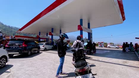 Cola-De-Compradores-De-Gasolina-En-Una-Gasolinera-En-Magelang,-Java-Central,-Indonesia