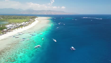 Gili-Meno,-Indonesia---Vista-Panorámica-Aérea-De-La-Playa-Turquesa-Y-Los-Barcos