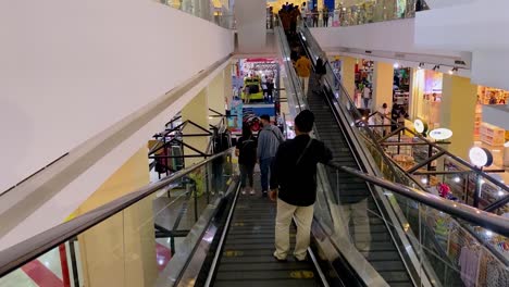 Gente-En-La-Escalera-Mecánica-Dentro-Del-Centro-Comercial