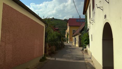 Kleine-Straße-Im-Dorf-Wosendorf-In-Wachau-Ist-Ein-österreichisches-Tal-Mit-Einer-Malerischen-Landschaft,-Die-Von-Der-Donau-Geformt-Wird