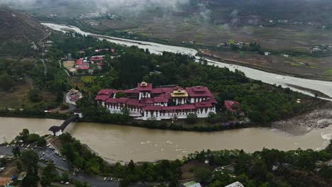 Punakha-Dzong-Fortress-Between-The-Mo-Chhu-And-Puna-Tsang-Chu-Rivers-in-Punakha,-Bhutan