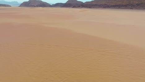Volando-Sobre-El-Desierto-De-Wadi-Rum-En-Jordania---Disparo-De-Drone