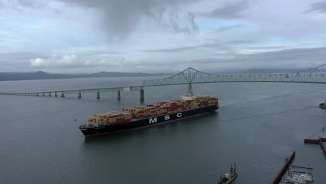 Das-MSC-Frachtschiff-Verlässt-Astoria,-Oregon,-USA,-Um-Mit-Handelsgütern-Den-Ozean-Zu-überqueren