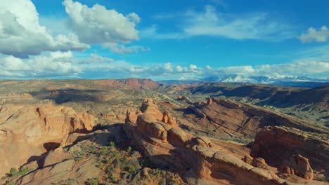 Vista-Aérea-De-La-Formación-Rocosa-Geológica-Con-Turistas-En-El-Parque-Nacional-Arches-En-Utah,-Estados-Unidos