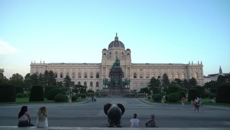 Menschen-Genießen-Einen-Warmen-Abend-In-Der-Nähe-Der-Fassade-Des-Kunsthistorischen-Museums-Wien