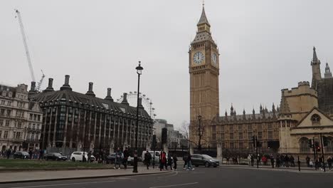 Parliament-Street-Traffic-in-London-city-center-with-Big-Ben-and-pedestrian-people-in-westminster