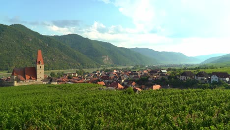 Hermoso-Panorama-Y-La-Iglesia-Del-Casco-Antiguo-De-Weisskirchen,-En-La-Región-De-Wachau-En-Austria