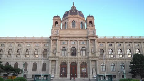 Entrada-Principal-Del-Museo-Kunsthistorisches-De-Viena-Con-Gente-Caminando