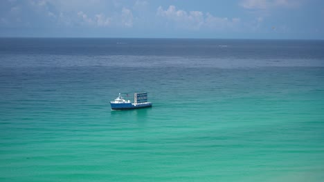 Agua-Turquesa-Con-Banner-Digital-Publicitario-Barco-Fort-Walton-Beach-Destin-Florida