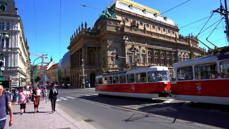 Establecimiento-De-Vistas-Del-Tranvía-Rojo-De-La-Ciudad-Y-Del-Teatro-Nacional-De-Praga-En-La-Ciudad-Europea-De-La-República-Checa