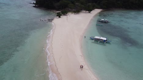 Banco-De-Arena-De-La-Isla-Ditaytayan-Con-Barcos-Y-Personas-En-Un-Tramo-De-Arena-Blanca-Como-Parte-De-La-Escapada-De-Excursión-A-La-Isla-De-Coron