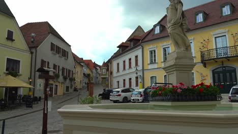 Brunnen-Des-Hauptplatzes-Der-Marktgemeinde-Spitz-An-Der-Donau