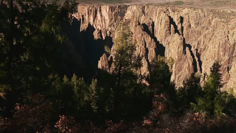 Pared-De-Roca-Pintada-Iluminada-Por-El-Sol-Del-Cañón-Negro-Del-Parque-Nacional-Gunnison-En-Colorado,-EE.UU.