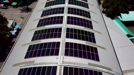 Luftaufnahme-Von-Sonnenkollektoren-Auf-Dem-Dach-Eines-Modernen-Gebäudes