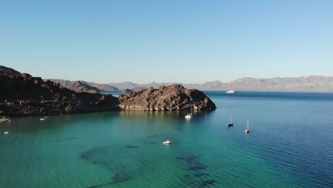 Die-Drohnenansicht-Von-Playa-El-Coyote-Mit-Booten,-Die-In-Küstennähe-Fahren,-Ist-Ein-Beeindruckendes-Bild-Der-Natürlichen-Schönheit-Dieser-Region