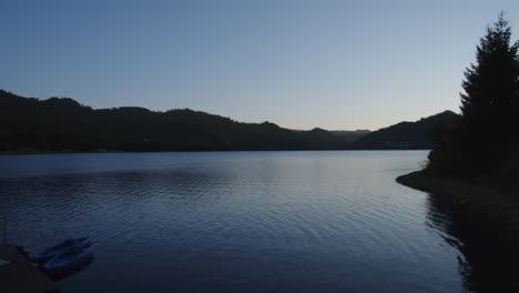 4kZeitraffer-Des-Sonnenuntergangs,-Berglandschaft,-See,-Grüne-Berge-Erheben-Sich-über-Ruhiger-Wasserfläche