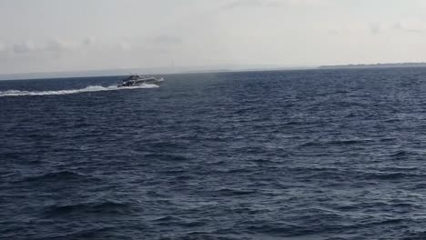 Schnellboot-Fuhr-Von-Der-Insel-Nusa-Penida,-Bali,-Indonesien,-Nach-Hause