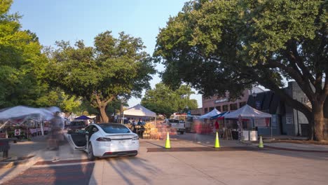 Timelapse-of-early-morning-farmers-market-and-set-up-on-the-town-square