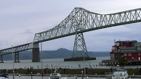 Statische-Ansicht-Der-Astoria-Megler-Brücke,-Dunkler,-Bewölkter-Tag-In-Oregon,-USA
