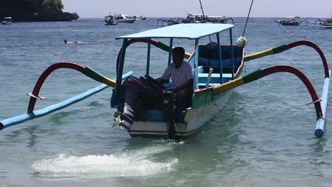 Ausflugsboote-Fahren-In-Den-Gewässern-Von-Crystal-Bay-Beach,-Insel-Nusa-Penida,-Bali,-Indonesien
