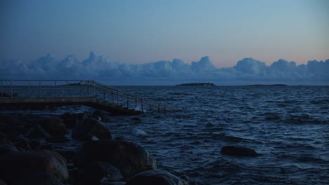 Wellen-Krachen-In-Der-Abenddämmerung-An-Die-Meeresküste