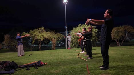 Aufwärmen-Der-Handgelenke-Vor-Dem-Haigong-Gumdo-Training-Im-Park