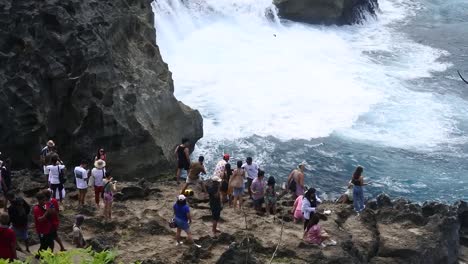 Los-Turistas-Ven-El-Poderoso-Rompimiento-De-Las-Olas-Del-Mar.