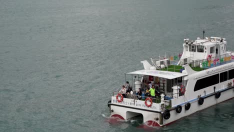 Besatzung-Und-Passagiere-An-Bord-Eines-Wassertaxi,-Das-In-Richtung-Tsim-Sha-Tsui-Fährt