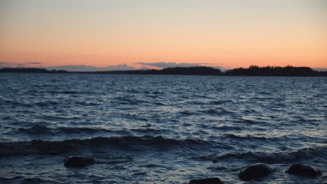 Meereswellen-Bewegen-Sich-Bei-Sonnenuntergang-Zum-Ufer