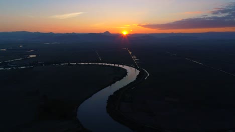 Hermoso-Río-Asiático-Atardecer-Paisaje-Selva-Cinemático-Paso-Elevado-Aéreo-Drone