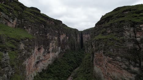 drone-video-canyons-of-the-Fumacinha-waterfall,-Vale-do-Pati,-Chapada-Diamantina,-Bahia,-Brazil
