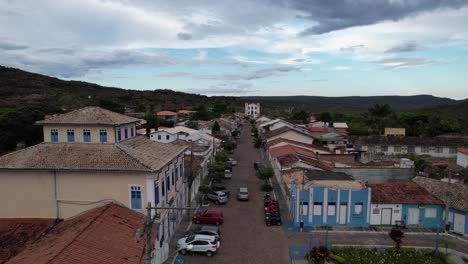 Coche-Circulando-En-La-Ciudad-De-Mucugê,-Vale-Do-Pati,-Chapada-Diamantina,-Bahía,-Brasil