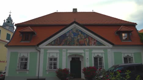 Haga-Zoom-En-Fresque-On-Building-En-Dürnstein,-Una-Pequeña-Ciudad-A-Orillas-Del-Danubio.