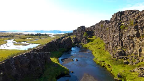 Volar-Hacia-La-Falla-Tectónica-De-La-Llanura-De-Thingvellir-Es-Testigo-De-Los-Orígenes-Geológicos-De-Islandia.