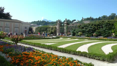 Riesige-Gruppe-Von-Touristen,-Die-Im-Mirabell-Palastgarten-Spazieren-Gehen