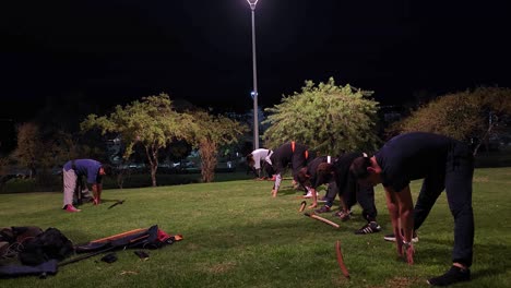 Aufwärmen-Des-Unteren-Rückens-Vor-Dem-Training-Von-Haidong-Gumdo-Im-Park