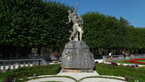Estatua-En-Los-Jardines-Del-Palacio-Mirabell-En-Salzburgo-En-Un-Día-Soleado